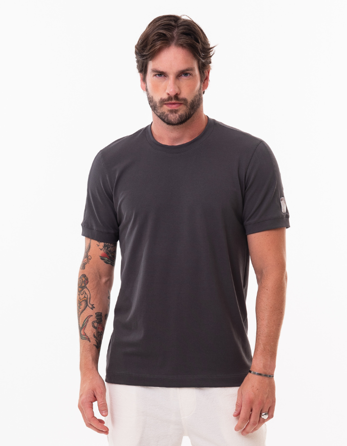 T-SHIRT DIFERENCIADA COM RECORTES