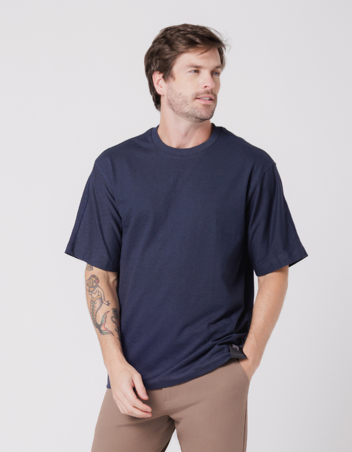 CAMISETA MANGA CURTA TEXTURIZADA HOLOGRAMA